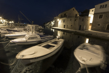 Nacht im Hafen Muna, kleine Ortschaft auf der Insel Zirje in Kroatien