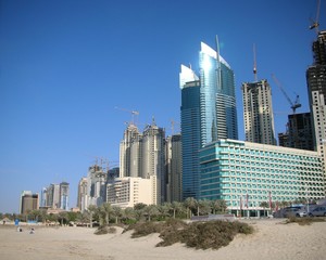 Fototapeta na wymiar Hochhäuser und Sand in Dubai