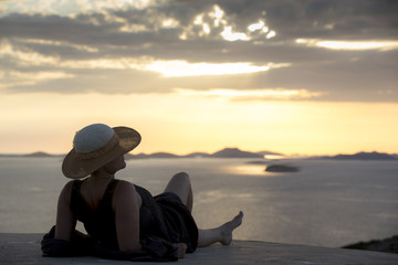 Sonnenuntergang auf den Kornaten, Frau genießt letzte Sonnenstrahlen auf der Insel Zirje, Kroatien