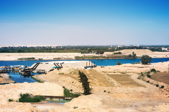 Der Suezkanal - Blick vom 2015 neu eröffneten Erweiterungskanal auf den alten Kanal