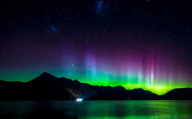 Fotobehang Mooie Aurora Australis en melkweg over Lake Wakatipu, Kinloch, Nieuw-Zeelandse Zuidereiland © Fotos 593
