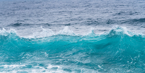 Fototapeta na wymiar Frozen motion of ocean waves off Hawaii