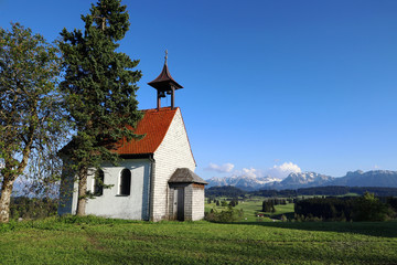 Fototapeta na wymiar Eine kleine Kapelle vor den Allgäuer Alpen