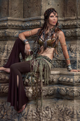 Obraz na płótnie Canvas beautiful tribal woman dancer in old temple