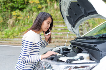 Woman call for help with broken car