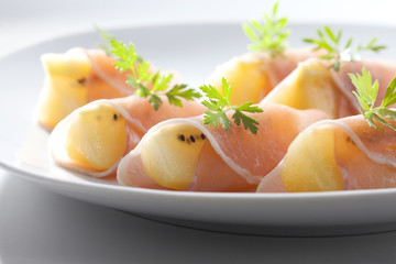 キウイ生ハム巻き