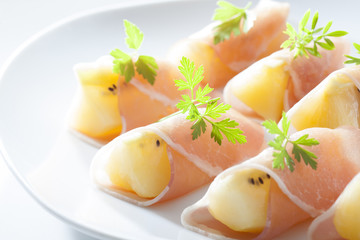 キウイ生ハム巻き