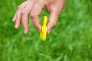 Rotating yellow spinner in vertical position