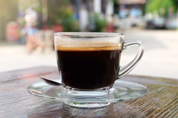 Foto op Plexiglas Warme koffie (Americano) op houten tafel in ontspannen ochtend. © nunawwoofy