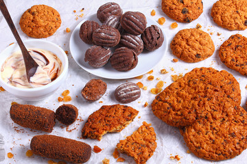 Chocolate chip oatmeal cookies and yogurt