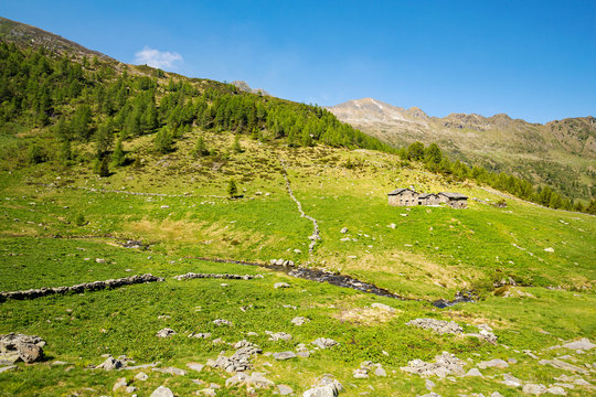 Val Tartano - Valtellina (IT) - Tipiche baite rurali sopra Arale
