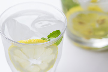 水とレモンが入ったグラス