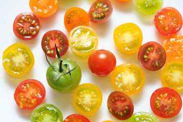 輪切りのミニトマト.