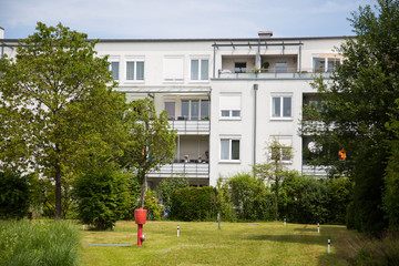 Mehrfamilienhaus mit Grünfläche davor