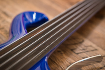 Bass auf Holz