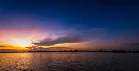 Obraz premium Sunset at riverside
