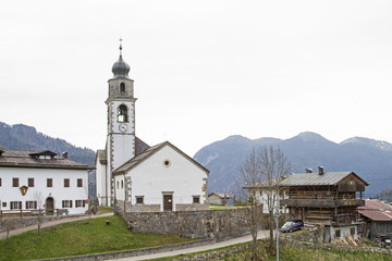 Sauris di sotto mit der Kirche zum Heiligen Oswald