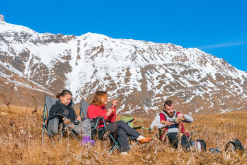Fototapeta premium Group of people are having lunch in the mountains