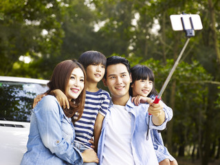 asian family taking a selfie during trip