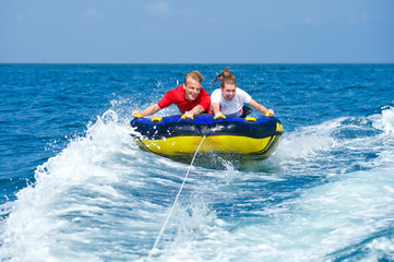 Pärchen hinter Wasserskiboot auf Funtube Luftkissen