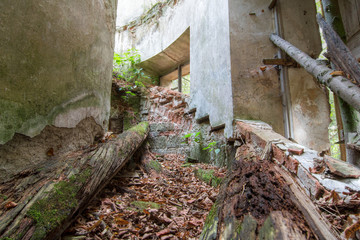 Obraz premium Abandoned old and broken ruins
