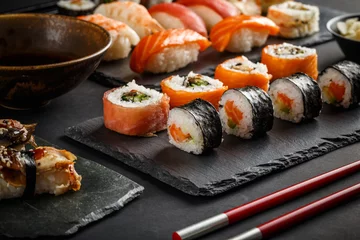 Gordijnen Diverse soorten sushi © Grafvision