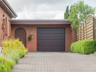 Einfahrt mit Garage und Tor in anthrazit 