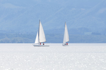 Naklejka premium Segelboote auf dem Chiemsee bei Seebruck, Deutschland