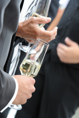 hand mit sektglas hlatend