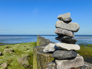 Steinsäule aus unterschiedlichen Steinen an der Ostseeküste
