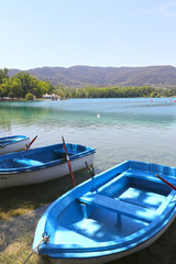 Fototapeta na wymiar Barcas azules para pasear en el Estanque de Banyoles, Catalunya
