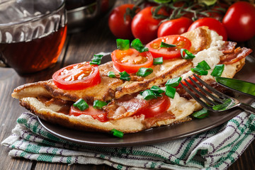 Omelette with bacon and tomatoes