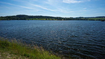 See mit Trinkwasser und Seegelboote