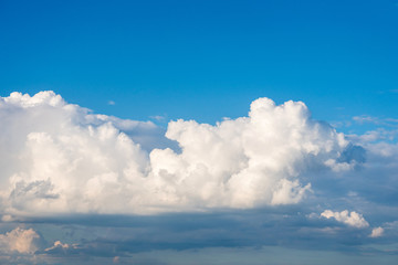 Fototapeta premium Sunny day with fluffy clouds in the blue sky