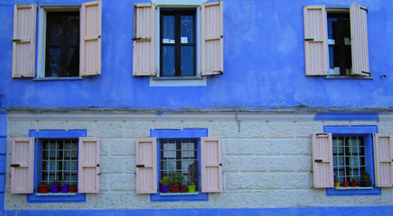 Finestre Della Casa bianca E Azzurra Maranzana Supercolor 2 2017