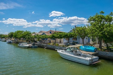 Fischerd&ouml;rfer am Fluss mit Booten