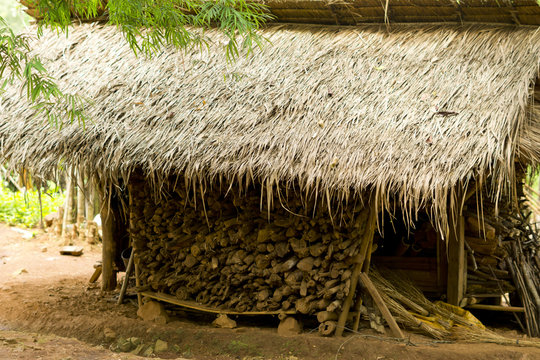 Gestapeltes Holz unter einem Dach in den Tropen