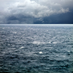 cloudy sky and wave on sea