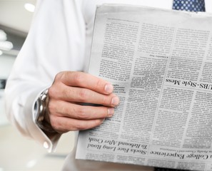 Naklejka premium Man read newspaper.