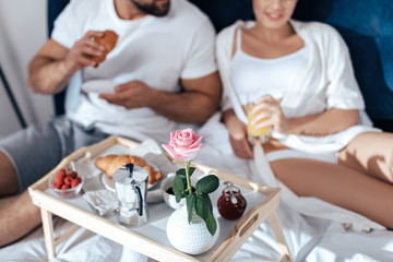 Obraz na płótnie Canvas Happy couple in love having breakfast in bed
