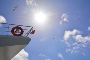 Schiff im Sonnenlicht