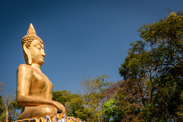 Obraz premium Golden Buddha statue in Buddhist temple or wat, is public domain or treasure of Buddhism. (Shot at outdoor ,public area)