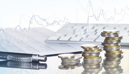 Finanzen, Spekulation, Euro, Münzstapel, Kugelschreiber, Tabellen, Tastatur, und Chart, Hintergrund
