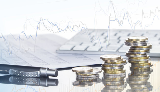 Finanzen, Spekulation, Euro, M&uuml;nzstapel, Kugelschreiber, Tabellen, Tastatur, und Chart, Hintergrund