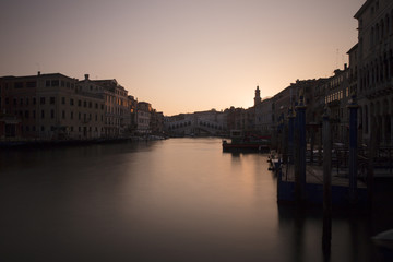 Fototapeta na wymiar View onto the Canal Grande and the Rialto bridge in Venice at sunrise.