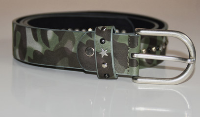 Modischer Frauengürtel im Military-Look