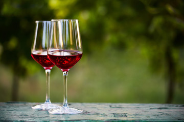 Twee glazen rode wijn op tafel in de wijngaard