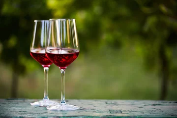 Papier Peint photo Vin Deux verres de vin rouge sur table dans le vignoble