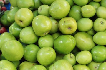 fresh apple green in the market.