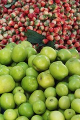 fresh apple green in the market.